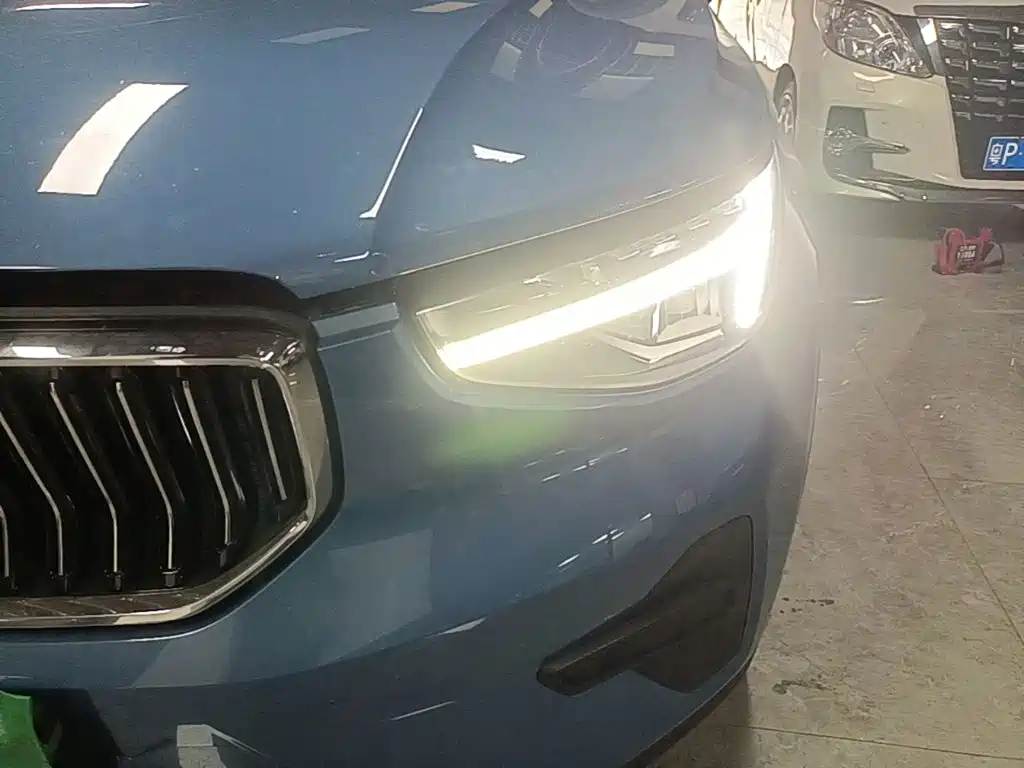 Volvo XC40 — фото 24