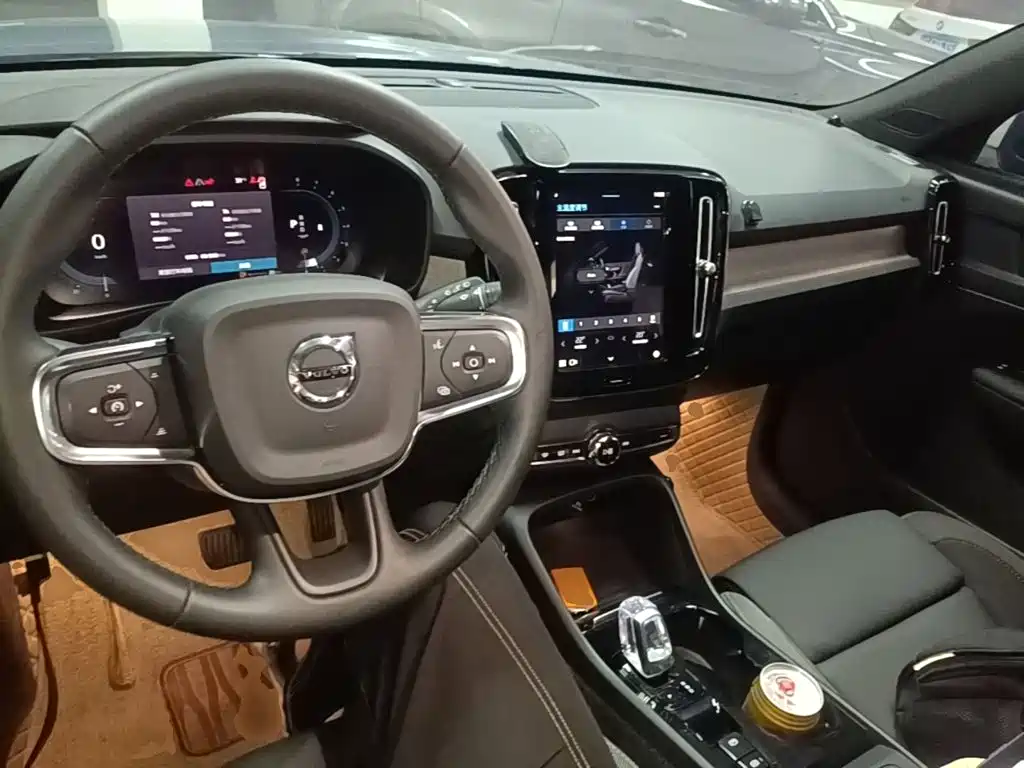 Volvo XC40 — фото 10