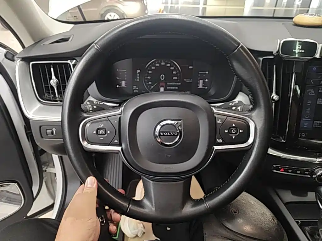 Volvo XC60 — фото 11