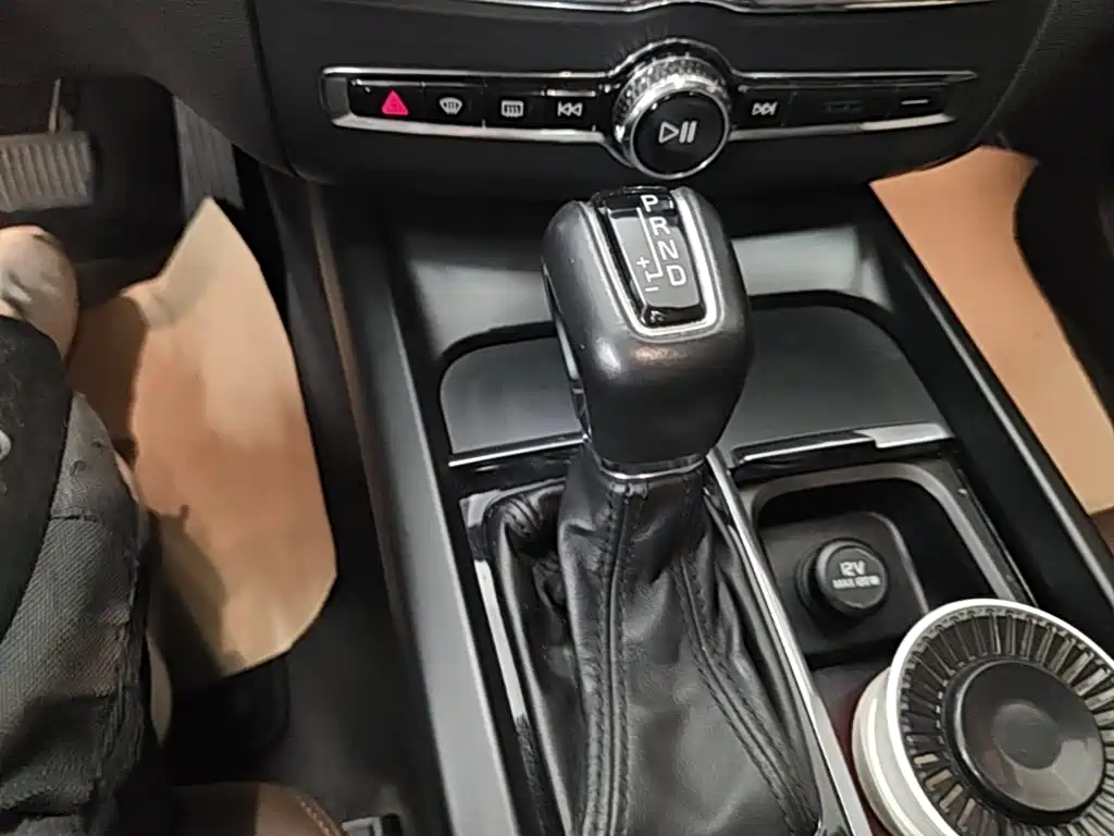 Volvo XC60 — фото 14