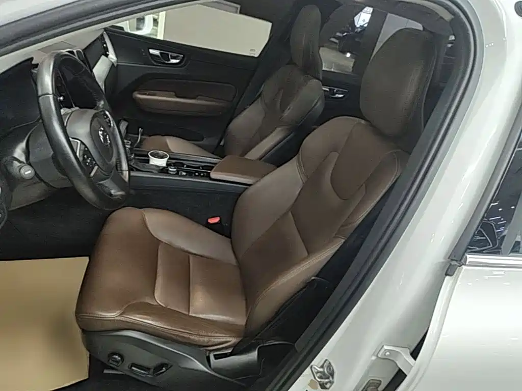 Volvo XC60 — фото 15