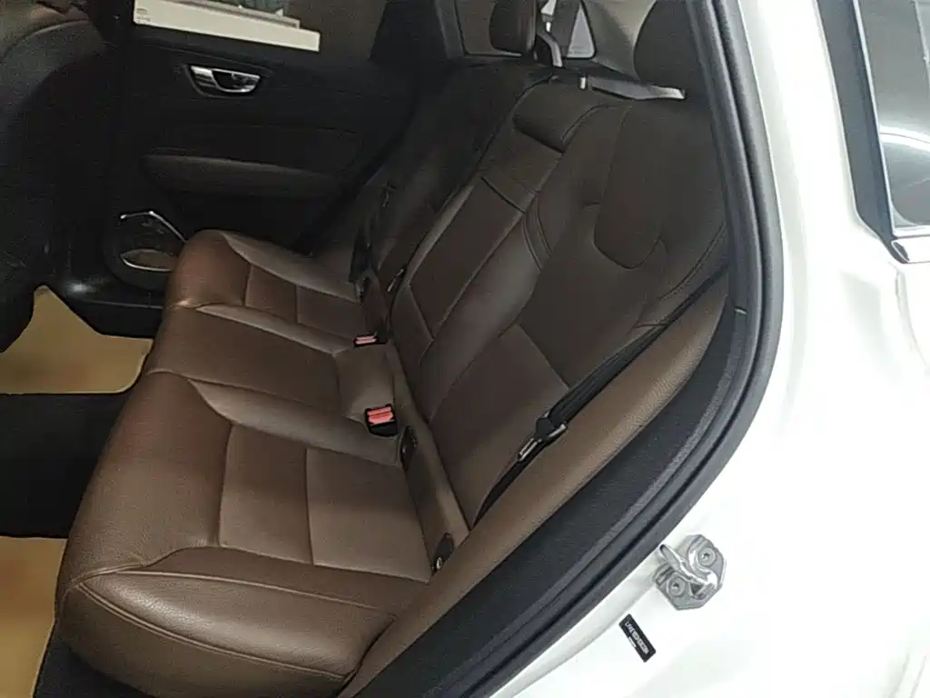 Volvo XC60 — фото 17