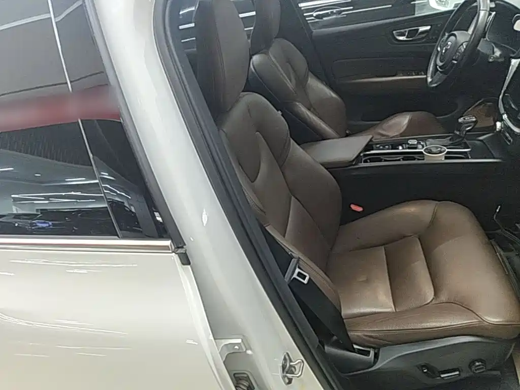 Volvo XC60 — фото 25
