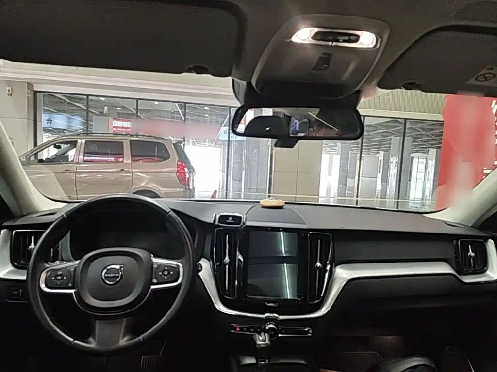 Volvo XC60 — фото 10