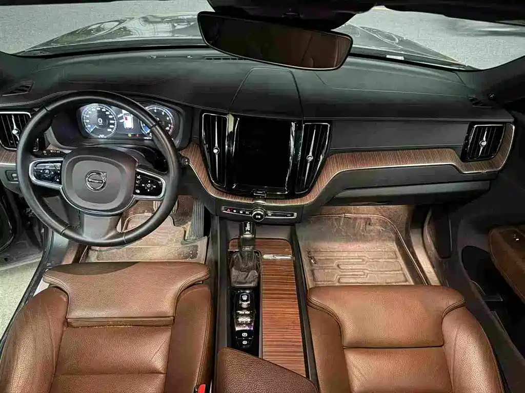 Volvo XC60 — фото 7