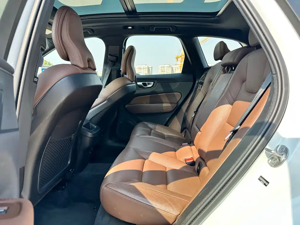 Volvo XC60 — фото 11