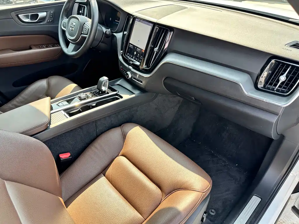 Volvo XC60 — фото 18