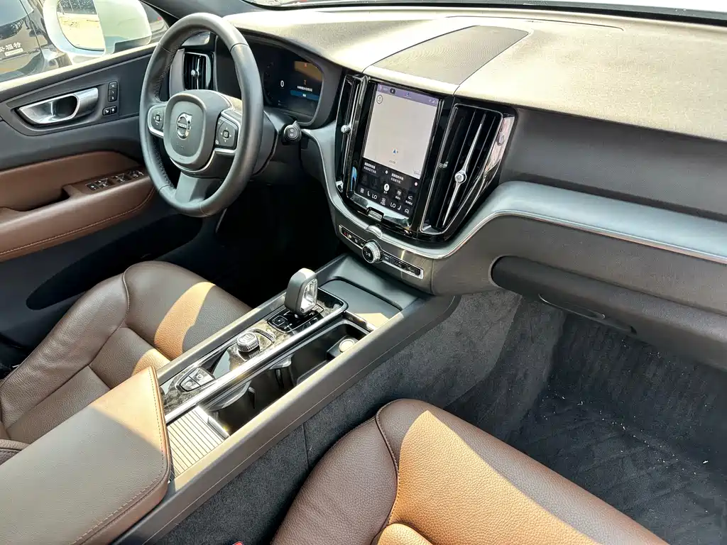 Volvo XC60 — фото 20