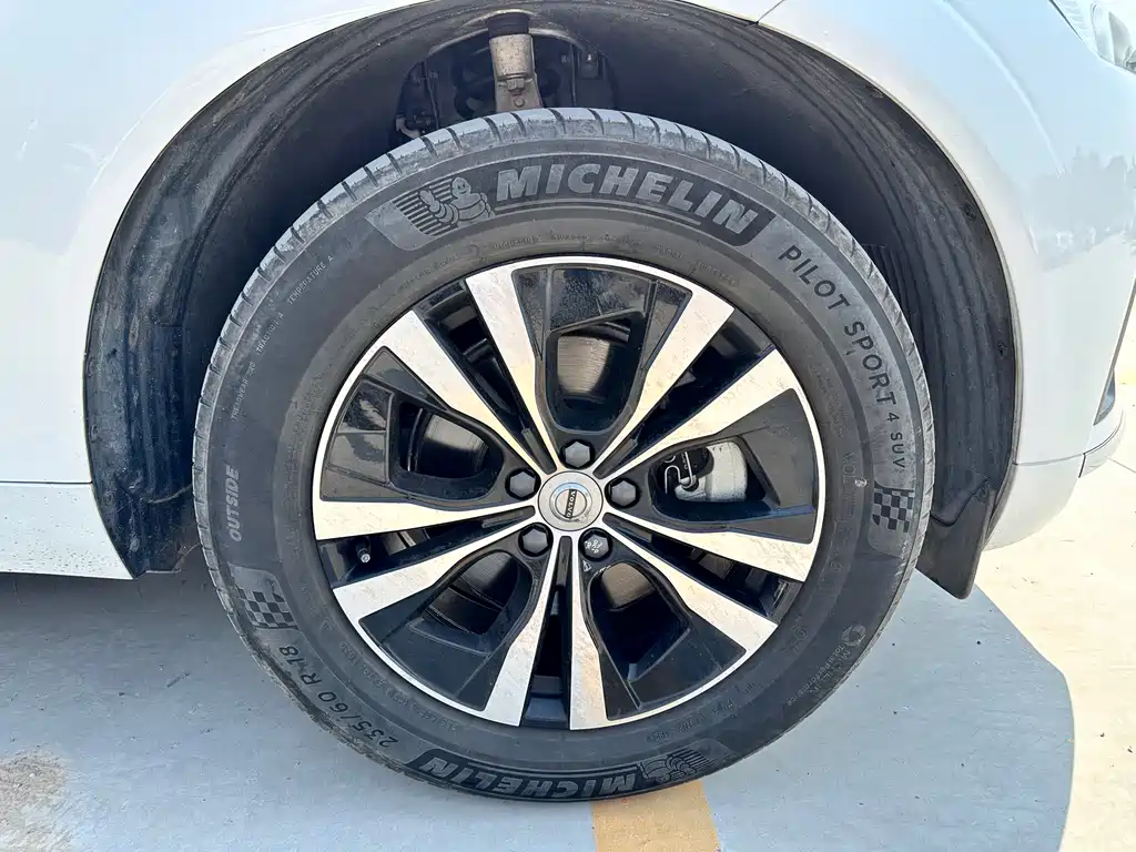 Volvo XC60 — фото 21