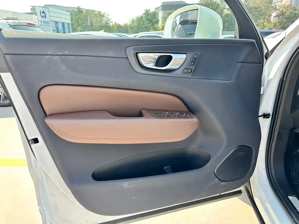 Volvo XC60 — фото 9