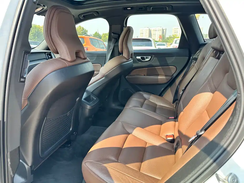 Volvo XC60 — фото 10