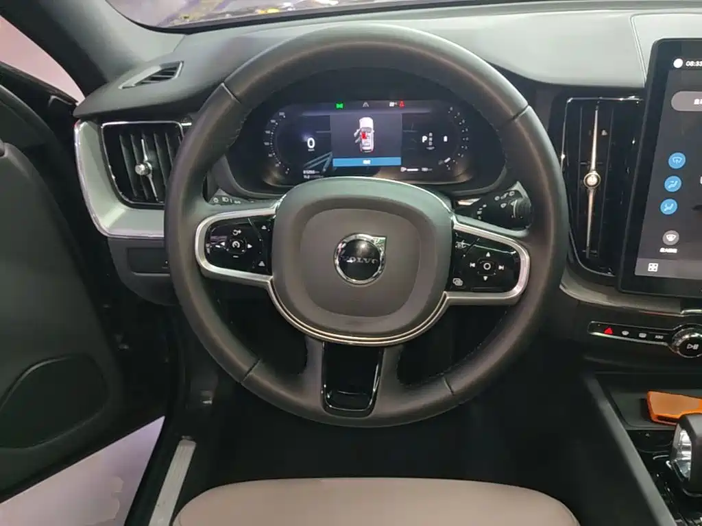 Volvo XC60 — фото 11