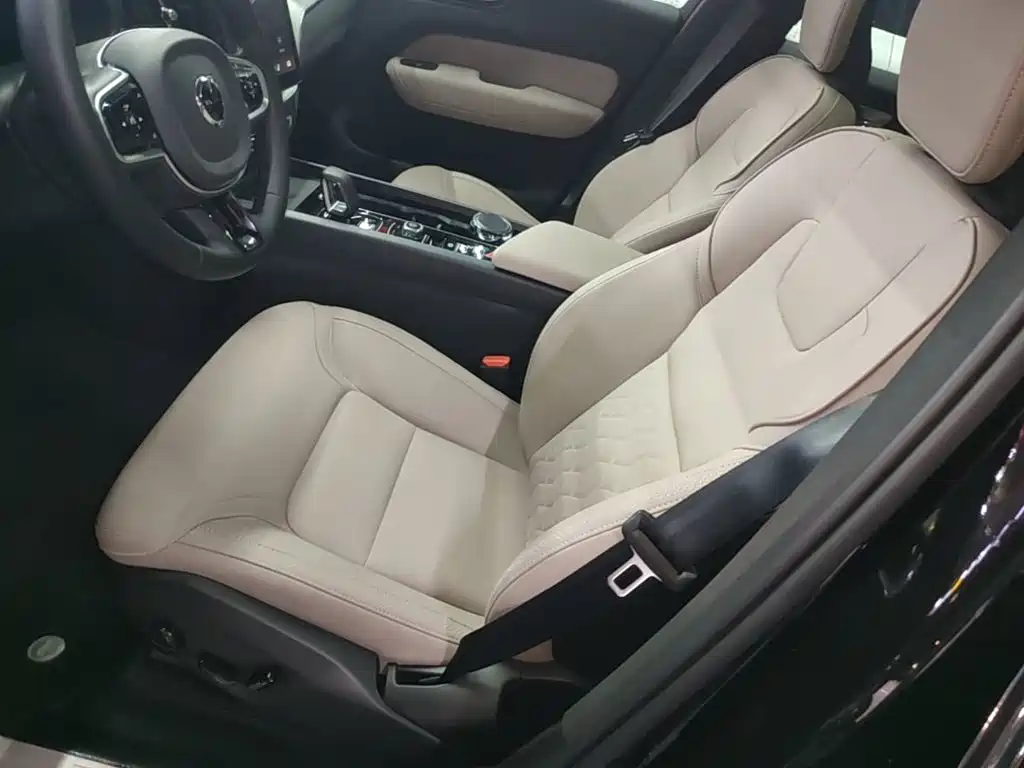 Volvo XC60 — фото 15
