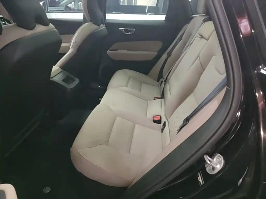 Volvo XC60 — фото 17
