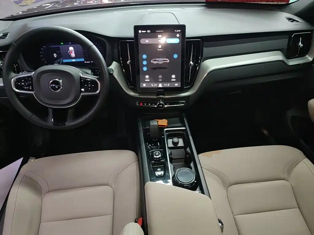 Volvo XC60 — фото 10