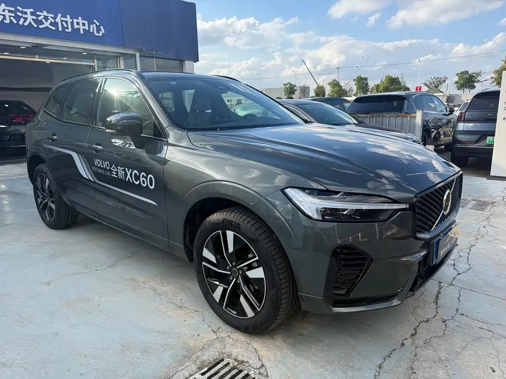 Volvo XC60 — фото 2