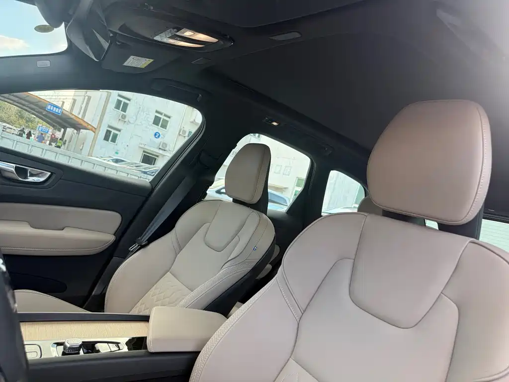 Volvo XC60 — фото 15