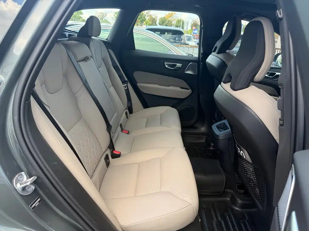 Volvo XC60 — фото 18
