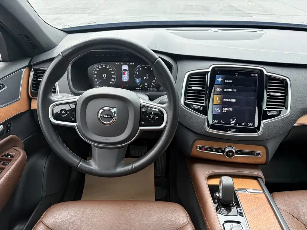 Volvo XC90 — фото 10