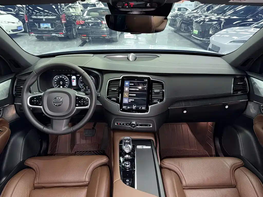 Volvo XC90 — фото 11