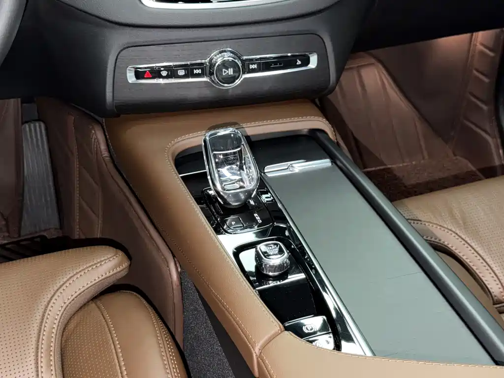 Volvo XC90 — фото 13