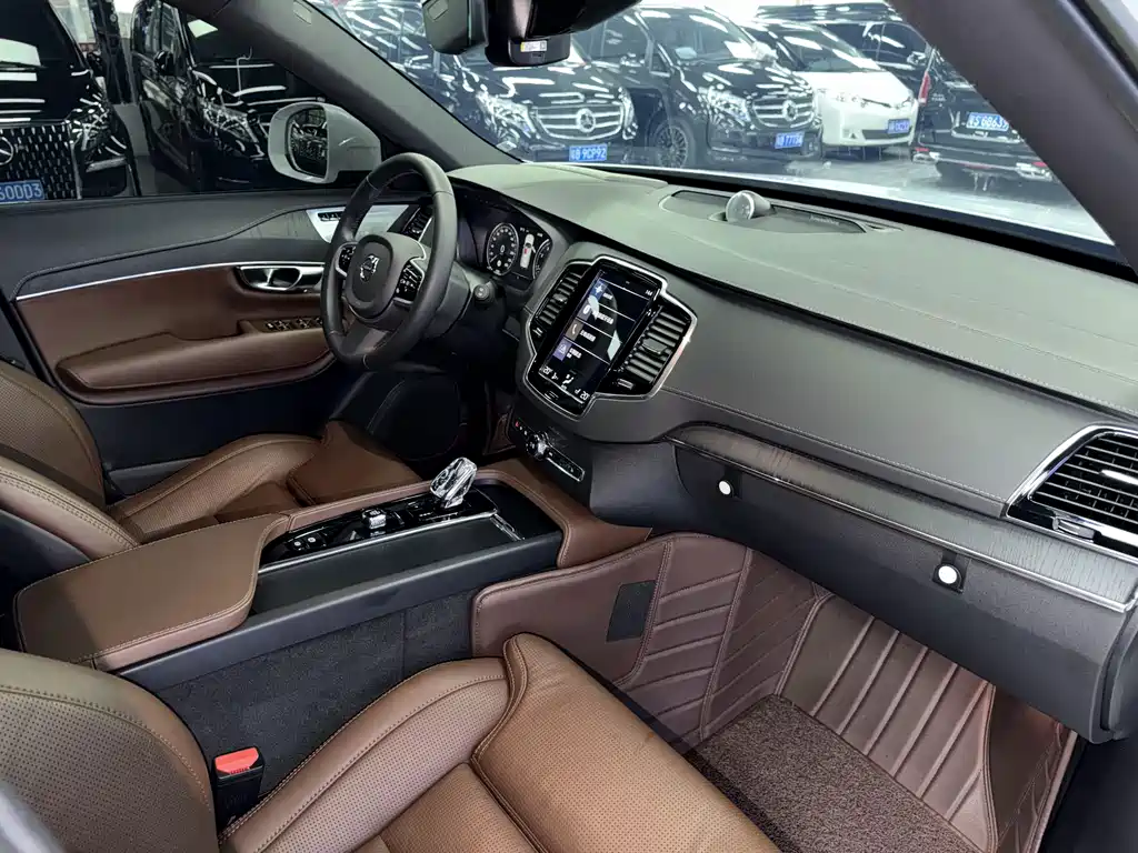 Volvo XC90 — фото 18