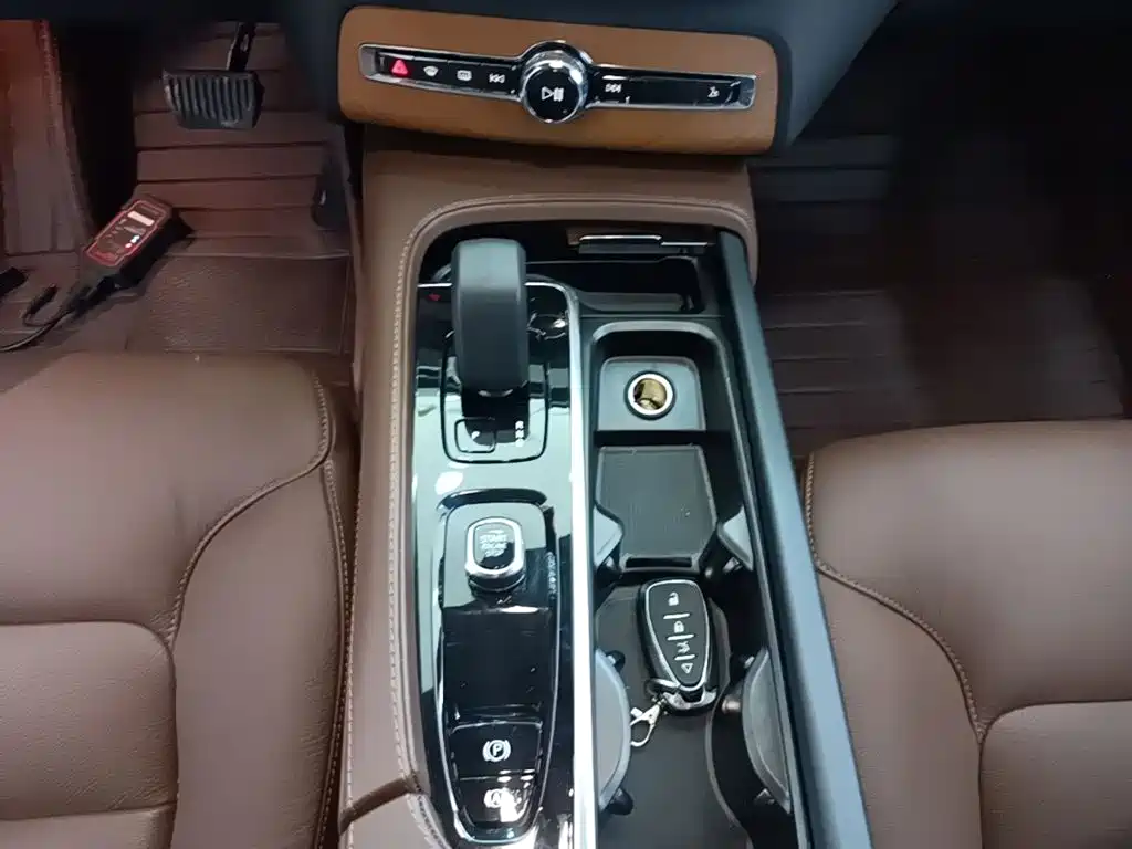 Volvo XC90 — фото 14
