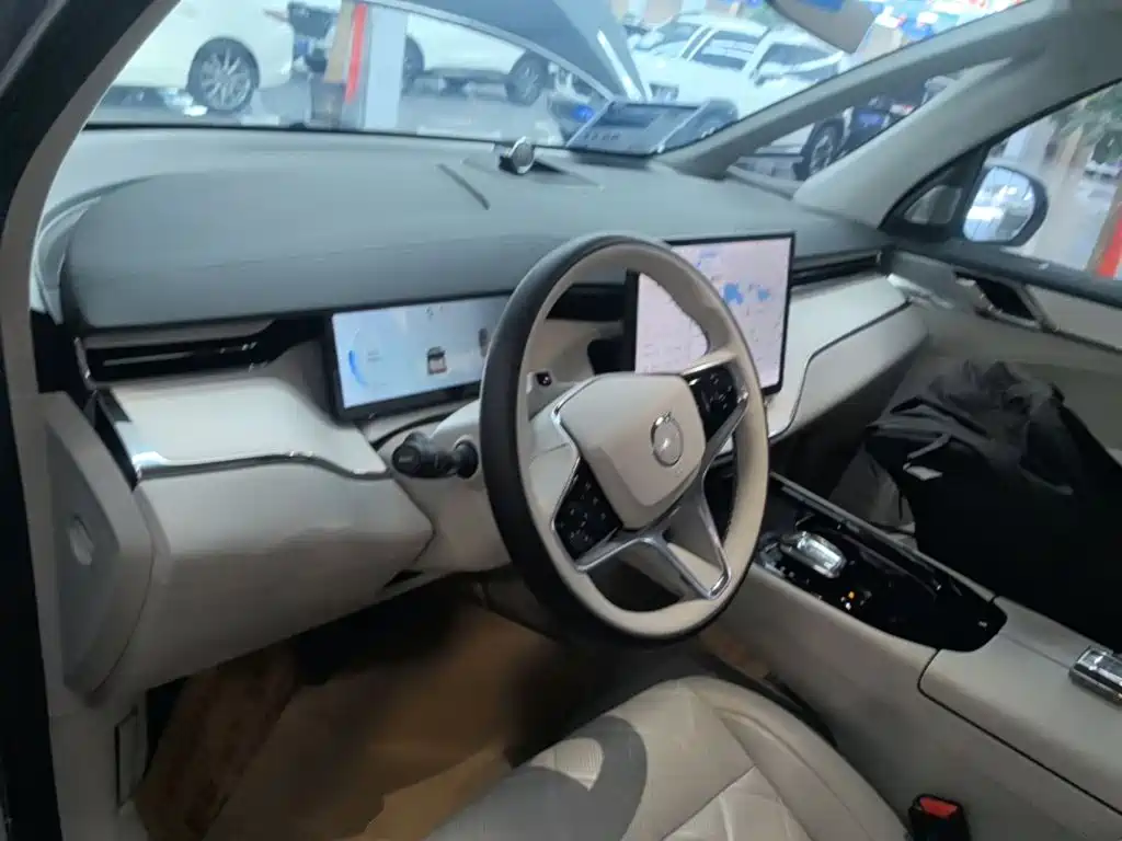 Volvo EM90 — фото 10