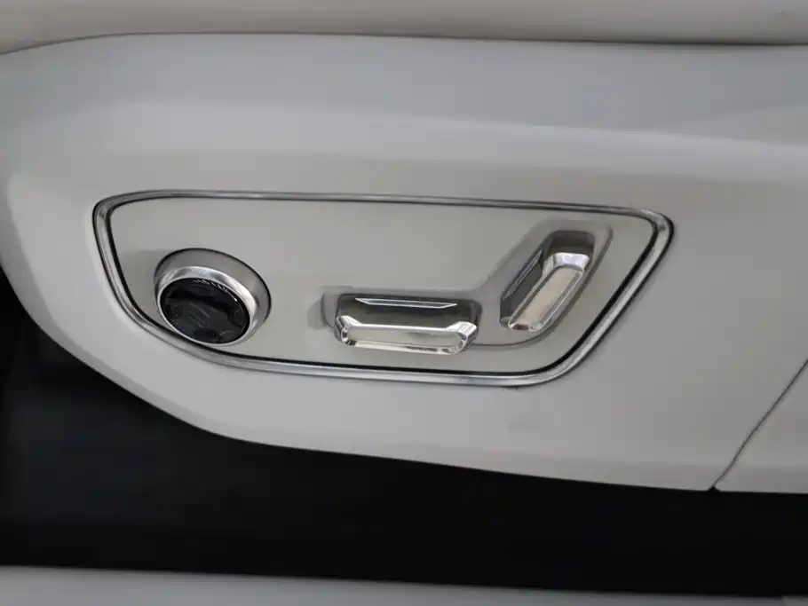 Volvo EM90 — фото 17
