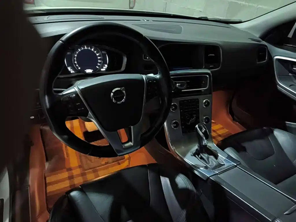 Volvo S60 — фото 11