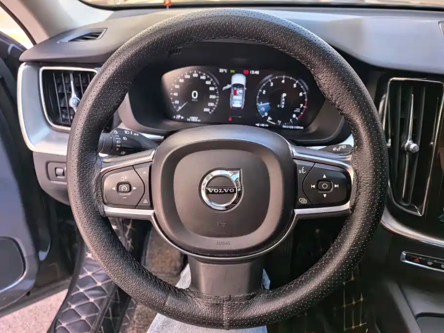 Volvo XC60 — фото 15
