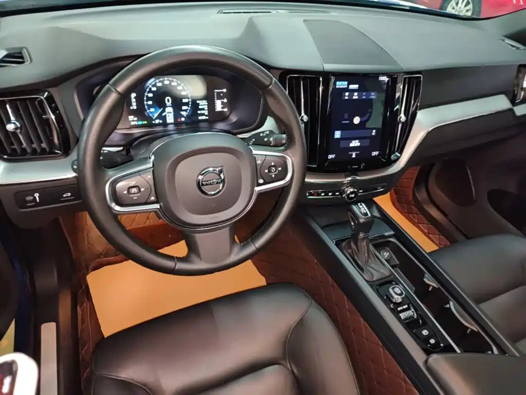 Volvo XC60 — фото 10