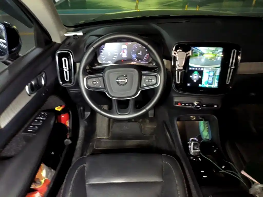 Volvo XC40 — фото 11