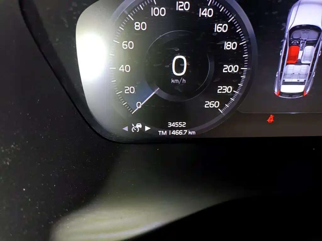 Volvo XC40 — фото 13