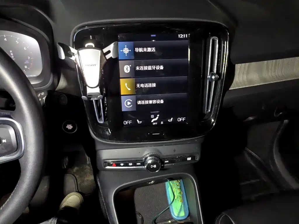 Volvo XC40 — фото 14