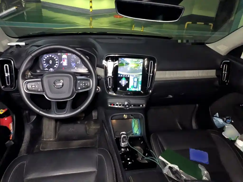 Volvo XC40 — фото 10