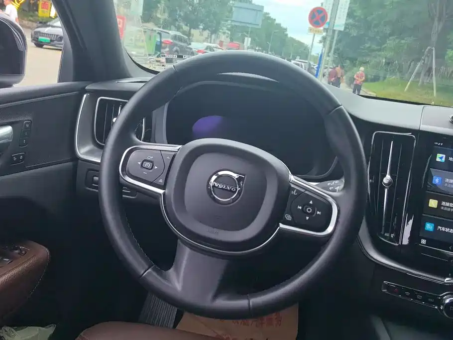 Volvo XC60 — фото 15