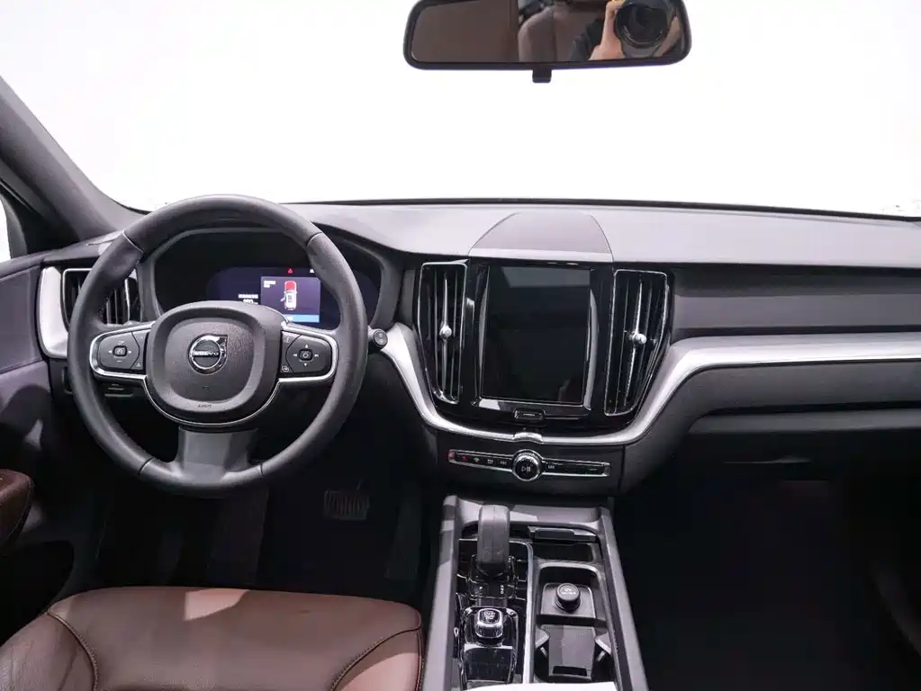 Volvo XC60 — фото 9