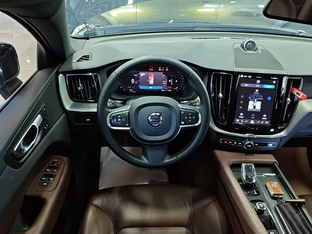 Volvo XC60 — фото 11