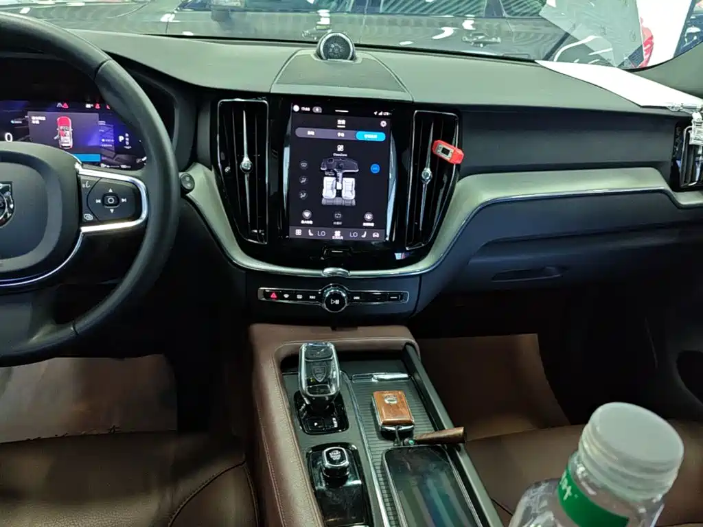 Volvo XC60 — фото 13