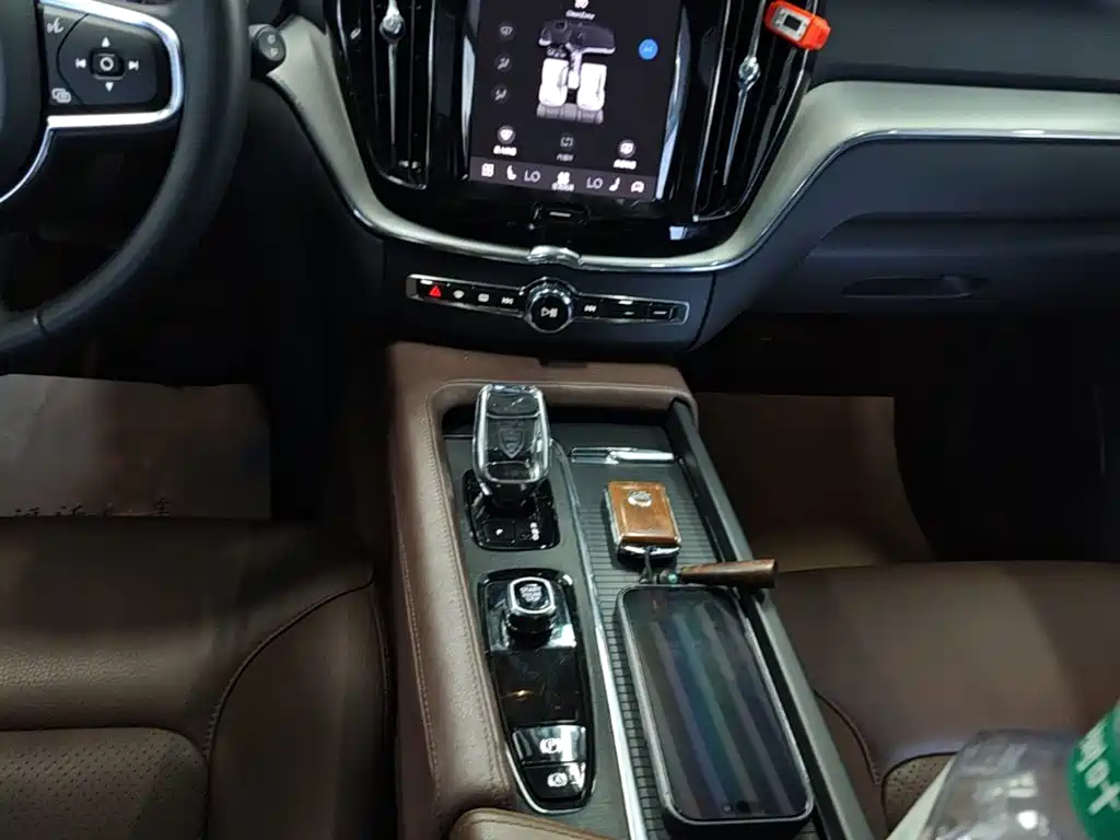 Volvo XC60 — фото 14