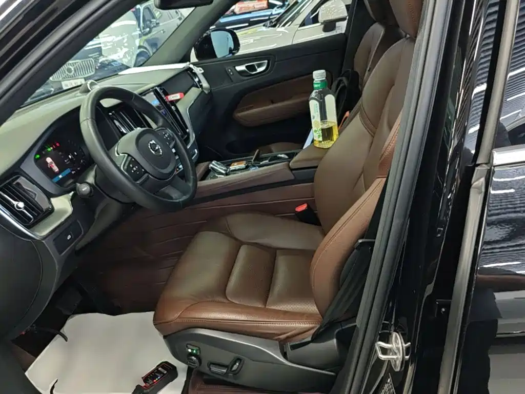 Volvo XC60 — фото 15