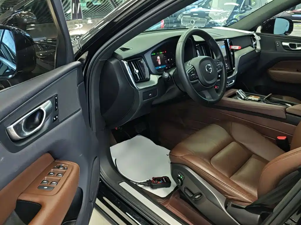 Volvo XC60 — фото 16