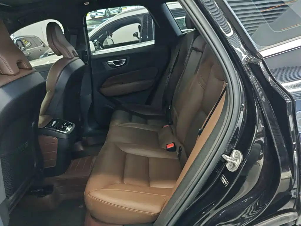 Volvo XC60 — фото 17