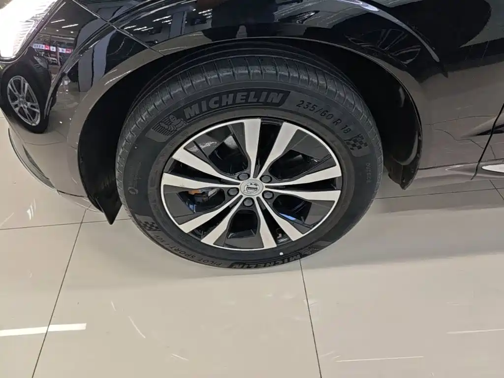 Volvo XC60 — фото 23