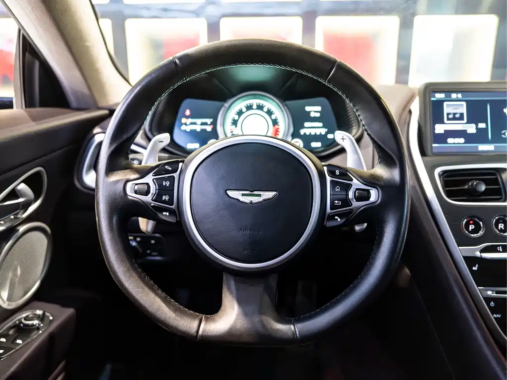 Aston Martin DB11 — фото 21