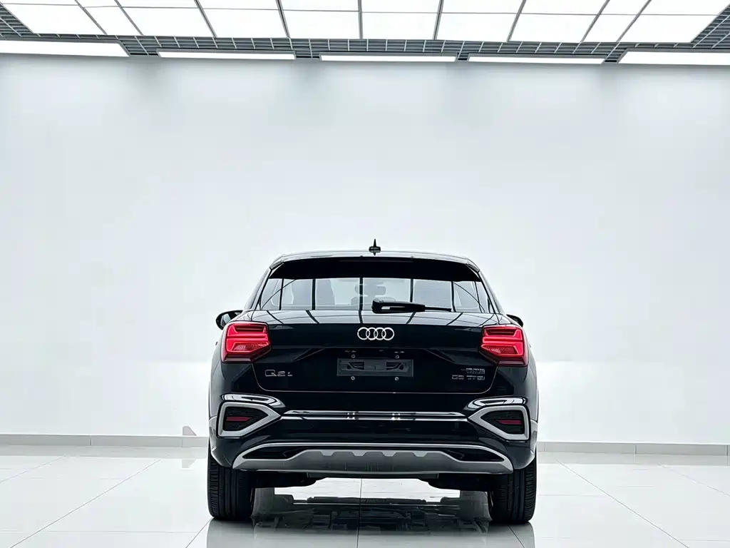 Audi Q2L — фото 6