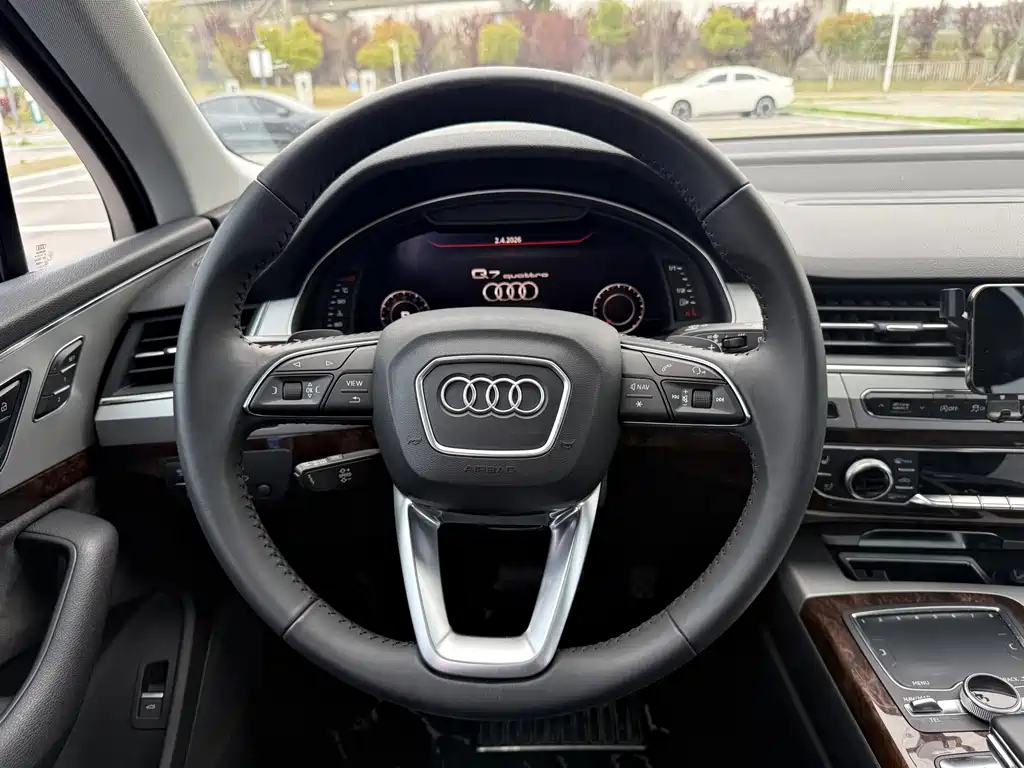 Audi Q7 — фото 10