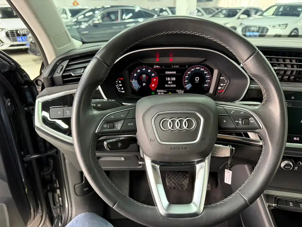 Audi Q3 — фото 11