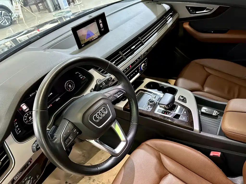 Audi Q7 — фото 17